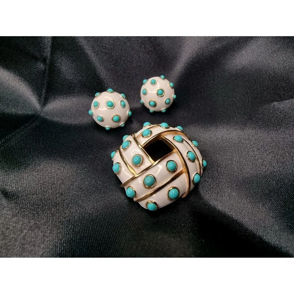 SOLD NOT FOR SALE Rare Vintage 1960s TRIFARI White Enamel & Turquoise Cabochon - Picture 3 of 5